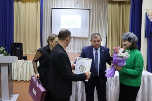 Дамир Ишкинеев во время сходов граждан вручил нурлатцам сертификаты на доильные аппараты