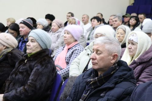 Дамир Ишкинеев во время сходов граждан вручил нурлатцам сертификаты на доильные аппараты