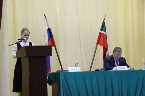 Дамир Ишкинеев во время сходов граждан вручил нурлатцам сертификаты на доильные аппараты