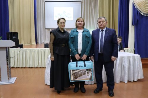 Дамир Ишкинеев во время сходов граждан вручил нурлатцам сертификаты на доильные аппараты