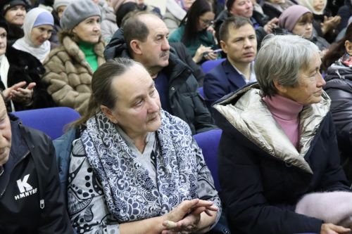 Дамир Ишкинеев во время сходов граждан вручил нурлатцам сертификаты на доильные аппараты