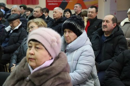 Дамир Ишкинеев во время сходов граждан вручил нурлатцам сертификаты на доильные аппараты