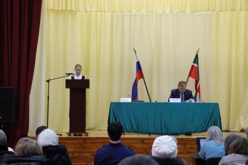 Дамир Ишкинеев во время сходов граждан вручил нурлатцам сертификаты на доильные аппараты