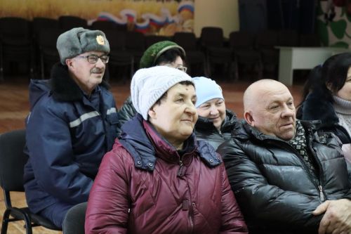 Дамир Ишкинеев во время сходов граждан вручил нурлатцам сертификаты на доильные аппараты