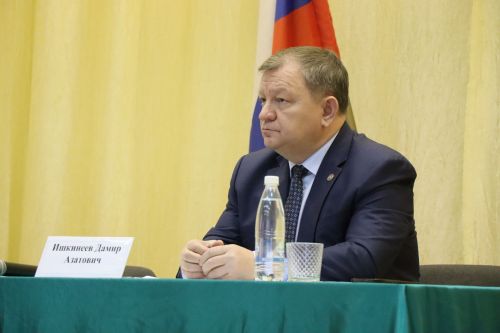 Дамир Ишкинеев во время сходов граждан вручил нурлатцам сертификаты на доильные аппараты