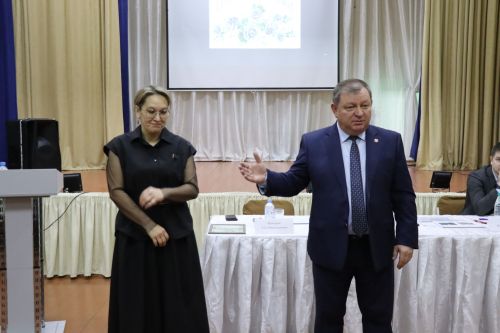 Дамир Ишкинеев во время сходов граждан вручил нурлатцам сертификаты на доильные аппараты