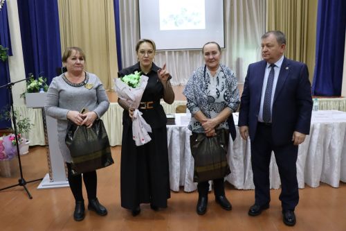 Дамир Ишкинеев во время сходов граждан вручил нурлатцам сертификаты на доильные аппараты