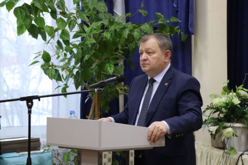 Дамир Ишкинеев во время сходов граждан вручил нурлатцам сертификаты на доильные аппараты