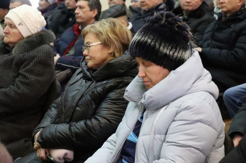Дамир Ишкинеев во время сходов граждан вручил нурлатцам сертификаты на доильные аппараты
