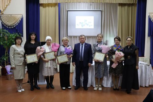 Дамир Ишкинеев во время сходов граждан вручил нурлатцам сертификаты на доильные аппараты