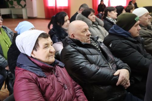 Дамир Ишкинеев во время сходов граждан вручил нурлатцам сертификаты на доильные аппараты