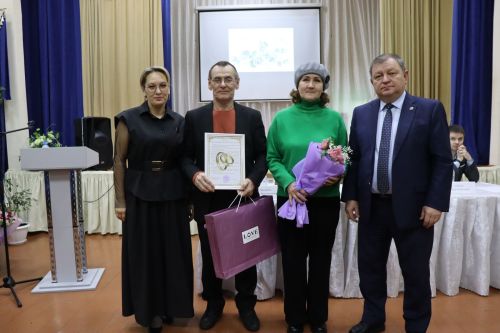 Дамир Ишкинеев во время сходов граждан вручил нурлатцам сертификаты на доильные аппараты