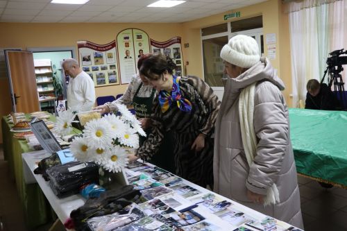 Дамир Ишкинеев во время сходов граждан вручил нурлатцам сертификаты на доильные аппараты