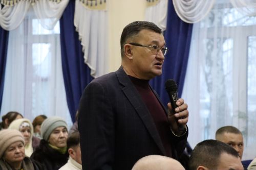 Дамир Ишкинеев во время сходов граждан вручил нурлатцам сертификаты на доильные аппараты