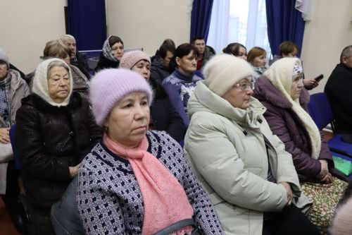 Дамир Ишкинеев во время сходов граждан вручил нурлатцам сертификаты на доильные аппараты