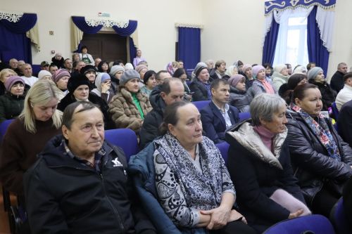 Дамир Ишкинеев во время сходов граждан вручил нурлатцам сертификаты на доильные аппараты