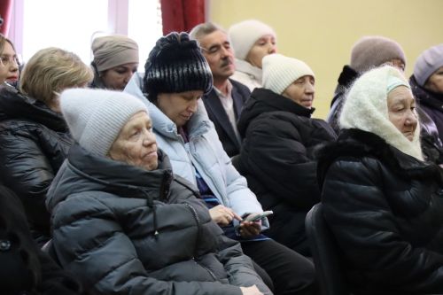 Дамир Ишкинеев во время сходов граждан вручил нурлатцам сертификаты на доильные аппараты