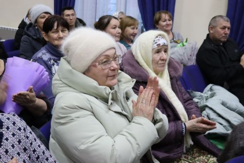 Дамир Ишкинеев во время сходов граждан вручил нурлатцам сертификаты на доильные аппараты