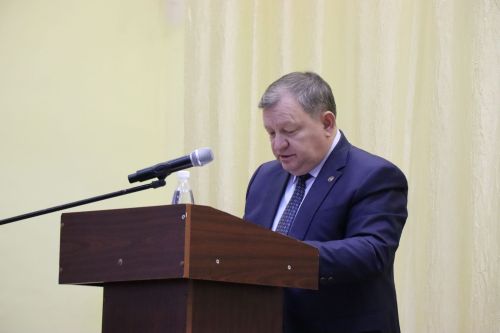 Дамир Ишкинеев во время сходов граждан вручил нурлатцам сертификаты на доильные аппараты