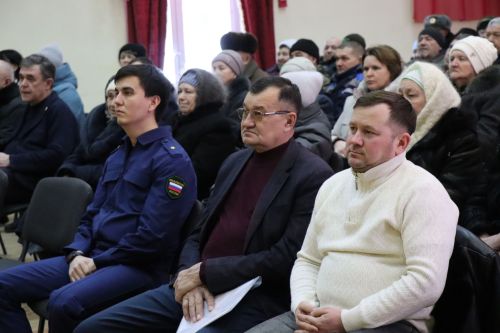 Дамир Ишкинеев во время сходов граждан вручил нурлатцам сертификаты на доильные аппараты