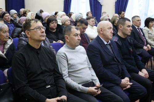 Дамир Ишкинеев во время сходов граждан вручил нурлатцам сертификаты на доильные аппараты