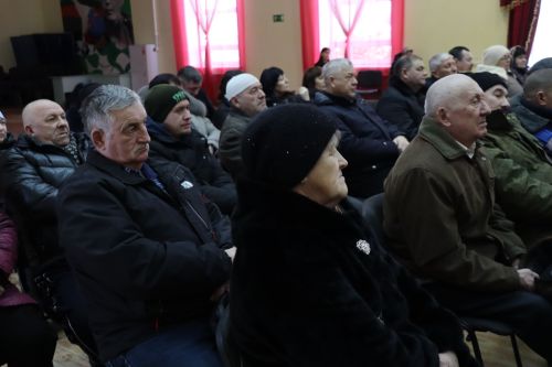 Дамир Ишкинеев во время сходов граждан вручил нурлатцам сертификаты на доильные аппараты