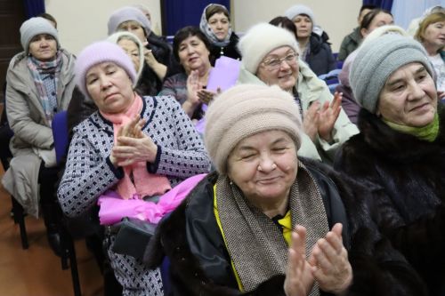 Дамир Ишкинеев во время сходов граждан вручил нурлатцам сертификаты на доильные аппараты