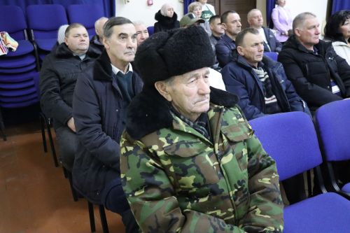 Дамир Ишкинеев во время сходов граждан вручил нурлатцам сертификаты на доильные аппараты