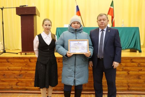 Дамир Ишкинеев во время сходов граждан вручил нурлатцам сертификаты на доильные аппараты