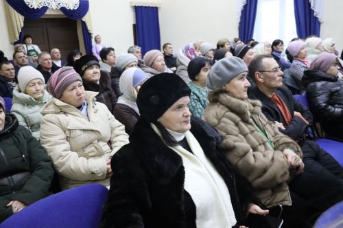 Дамир Ишкинеев во время сходов граждан вручил нурлатцам сертификаты на доильные аппараты
