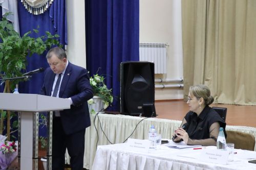 Дамир Ишкинеев во время сходов граждан вручил нурлатцам сертификаты на доильные аппараты