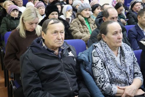 Дамир Ишкинеев во время сходов граждан вручил нурлатцам сертификаты на доильные аппараты