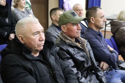 Дамир Ишкинеев во время сходов граждан вручил нурлатцам сертификаты на доильные аппараты