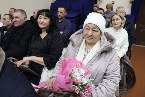 Дамир Ишкинеев во время сходов граждан вручил нурлатцам сертификаты на доильные аппараты