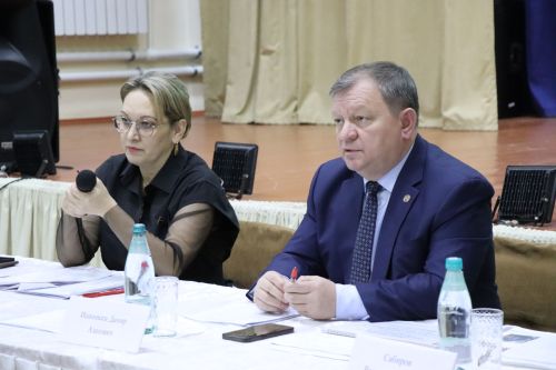 Дамир Ишкинеев во время сходов граждан вручил нурлатцам сертификаты на доильные аппараты