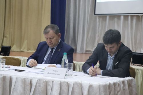 Дамир Ишкинеев во время сходов граждан вручил нурлатцам сертификаты на доильные аппараты