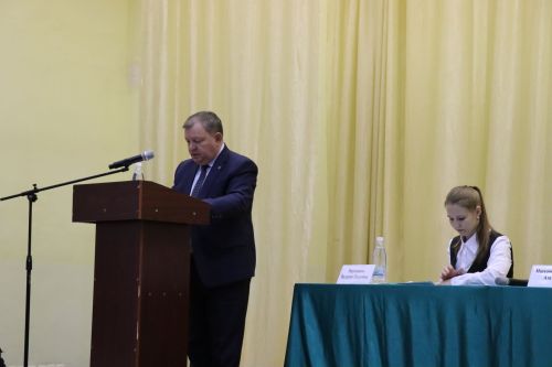 Дамир Ишкинеев во время сходов граждан вручил нурлатцам сертификаты на доильные аппараты