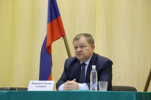 Дамир Ишкинеев во время сходов граждан вручил нурлатцам сертификаты на доильные аппараты