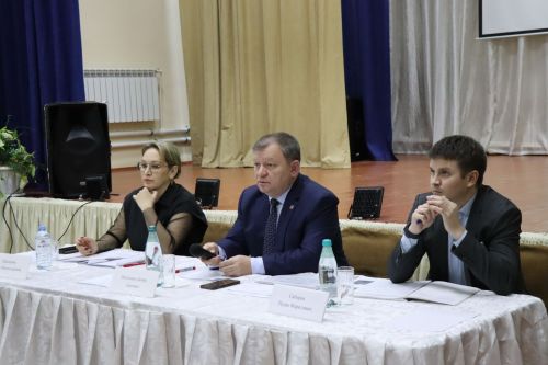 Дамир Ишкинеев во время сходов граждан вручил нурлатцам сертификаты на доильные аппараты