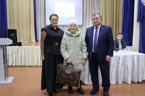 Дамир Ишкинеев во время сходов граждан вручил нурлатцам сертификаты на доильные аппараты