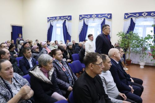 Дамир Ишкинеев во время сходов граждан вручил нурлатцам сертификаты на доильные аппараты