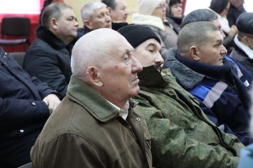 Дамир Ишкинеев во время сходов граждан вручил нурлатцам сертификаты на доильные аппараты
