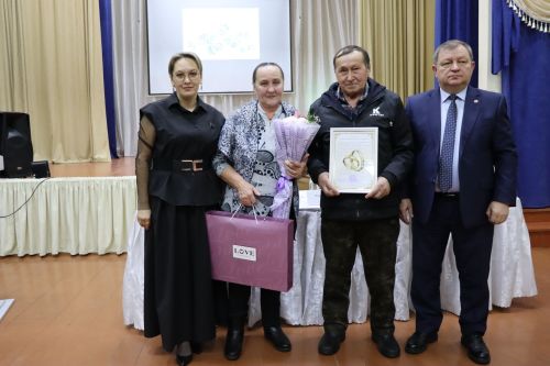 Дамир Ишкинеев во время сходов граждан вручил нурлатцам сертификаты на доильные аппараты
