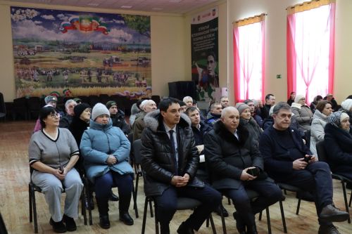 Дамир Ишкинеев во время сходов граждан вручил нурлатцам сертификаты на доильные аппараты