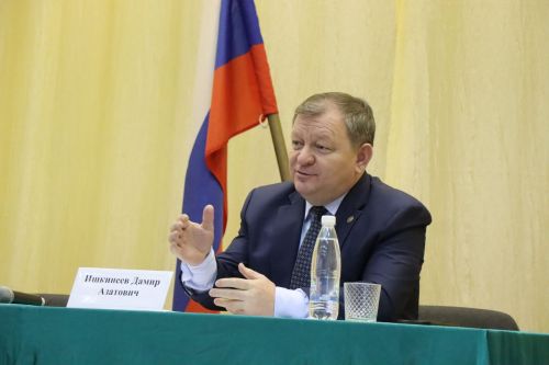 Дамир Ишкинеев во время сходов граждан вручил нурлатцам сертификаты на доильные аппараты