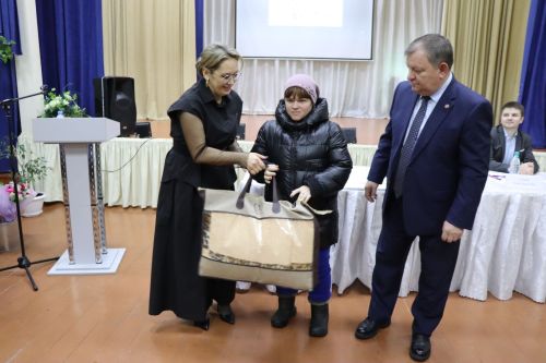 Дамир Ишкинеев во время сходов граждан вручил нурлатцам сертификаты на доильные аппараты