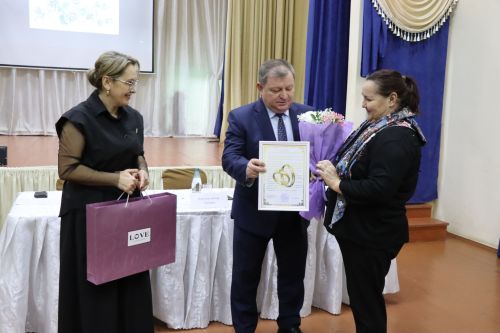 Дамир Ишкинеев во время сходов граждан вручил нурлатцам сертификаты на доильные аппараты