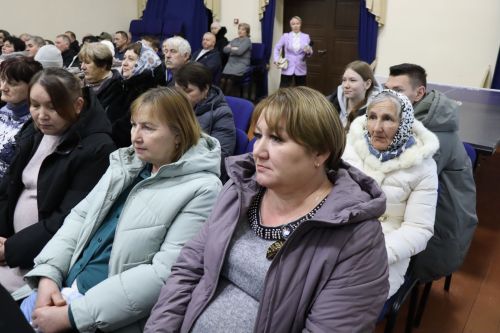 Дамир Ишкинеев во время сходов граждан вручил нурлатцам сертификаты на доильные аппараты