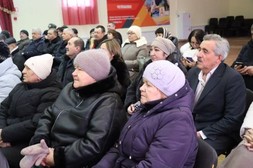 Дамир Ишкинеев во время сходов граждан вручил нурлатцам сертификаты на доильные аппараты