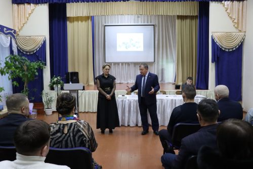 Дамир Ишкинеев во время сходов граждан вручил нурлатцам сертификаты на доильные аппараты